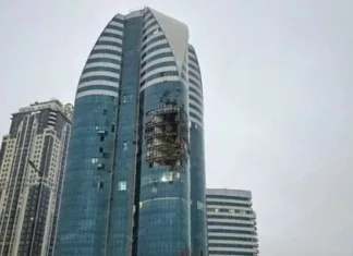 В Грозном дрон попал в небоскреб в 800 метрах от резиденции Кадырова