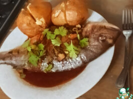 Морской лещ с зелёным луком, имбирем