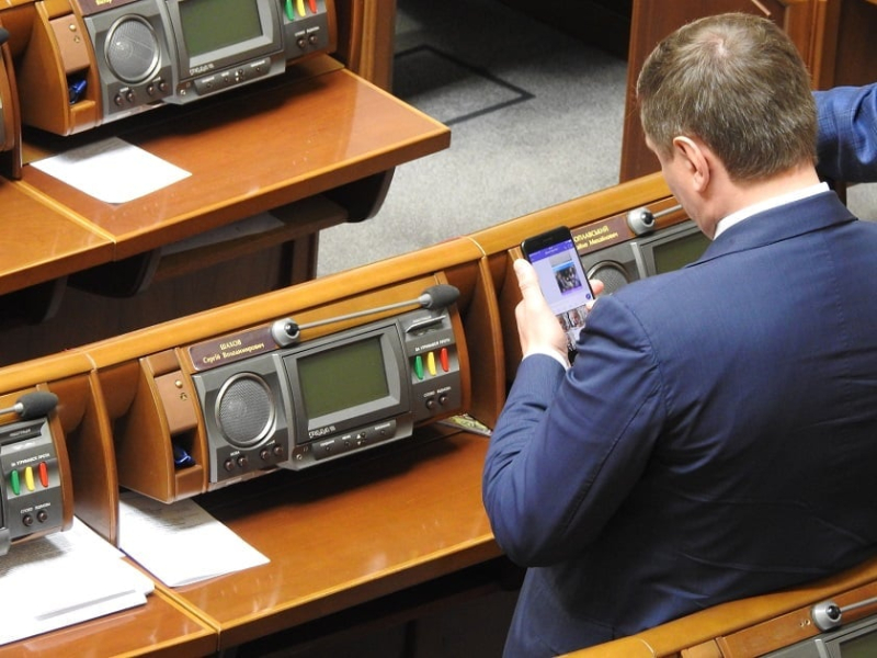 Нардепы хотят запретить публиковать чаты чиновников без их согласия