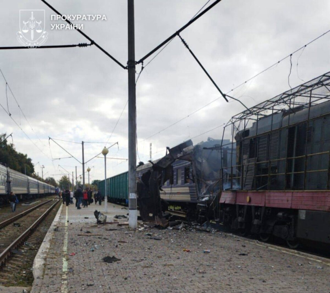 Россияне нанесли удар по пассажирским поездам в Шостке: пострадали десятки людей | ВИДЕО