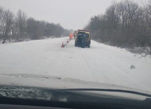 В Украине разметку на дорогу наносили на снег (ФОТО). Ремонт дорог. Автолюбители0