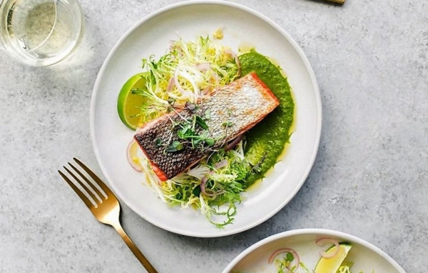 Жареный лосось с зеленым соусом чили и салатом фризе0