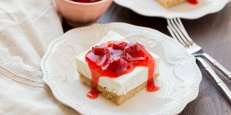 Элементарный творожный десерт с вишнями, который не нужно выпекать: лучше любых калорийных тортов