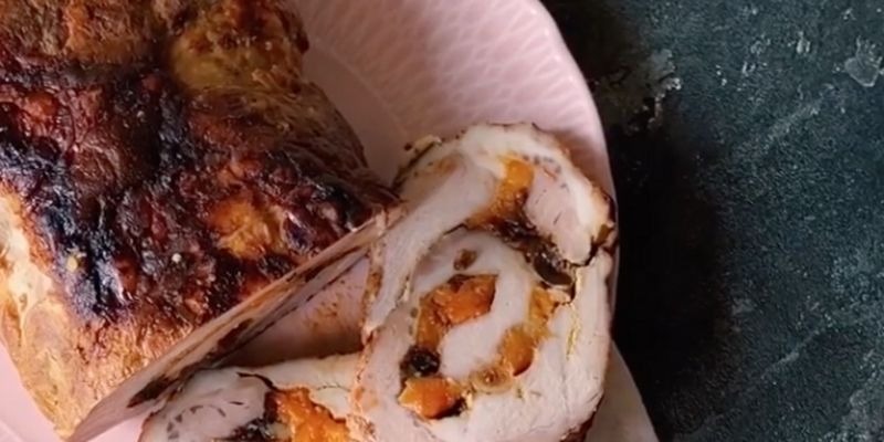 Мясной рулет с сухофруктами для пасхального стола: вкуснее, чем колбаса