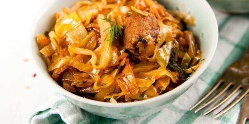 С чем, кроме мяса, потушить капусту: вариант очень сытного обеда