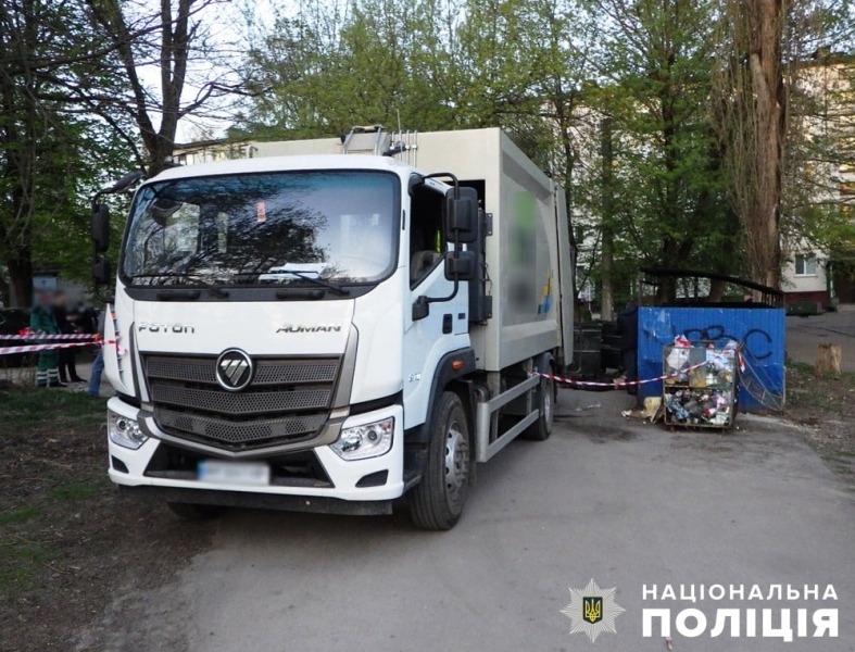 В Житомире мусоровоз насмерть спрессовал мужчину, уснувшего в мусорном контейнере | ФОТО