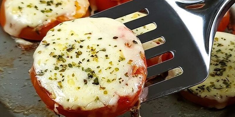 Элементарная закуска из помидоров за 5 минут: добавьте чеснок и много сыра