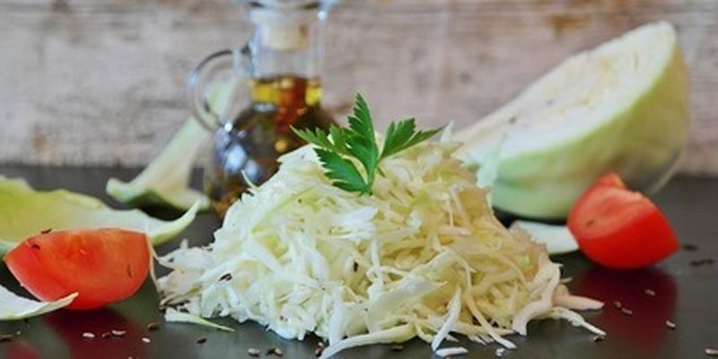 Готовим питательный салат из молодой капусты с вкусной заправкой: простой рецепт/Удивите свою семью