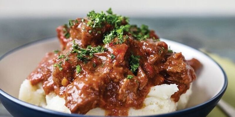 К каше, картошке и рису: идеальный мясной гуляш в духовке