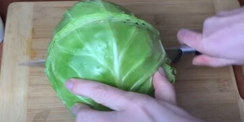 Крабовый салат с молодой капустой будет еще вкуснее: весенний рецепт