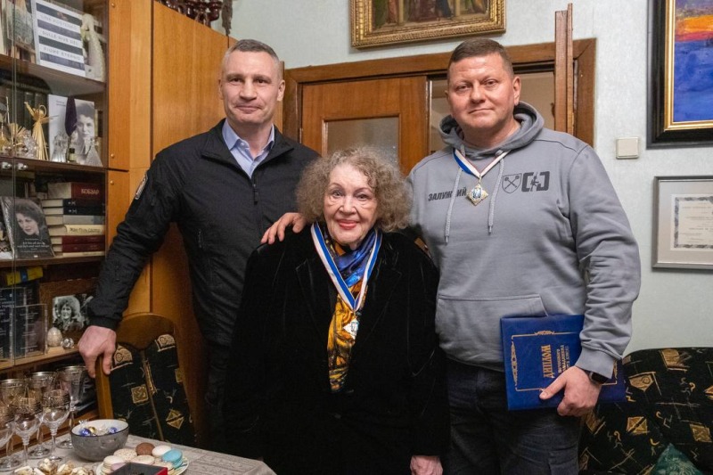 Лину Костенко и Валерия Залужного наградили званием «Почетный гражданин Киева» | ФОТО