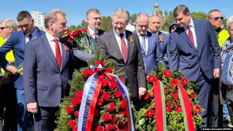 Под выкрики «террористы» посол РФ в Польше возложил цветы к памятнику советским солдатам | ФОТО