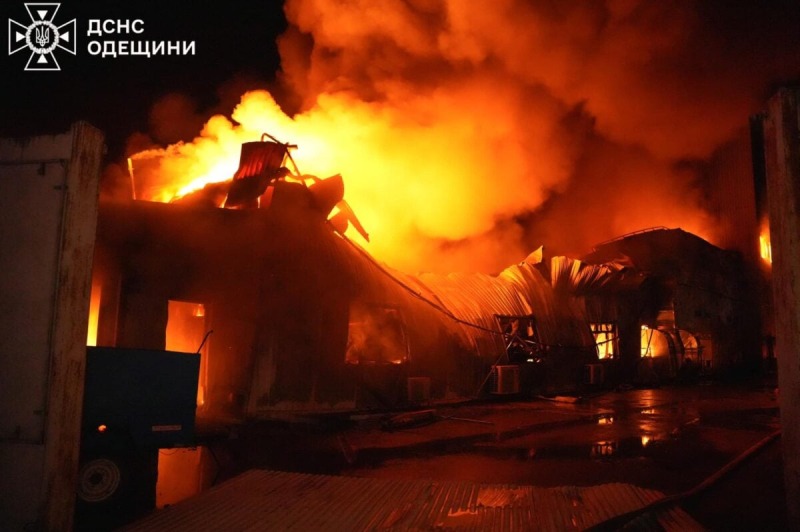 Появилось видео последствий удара оккупантов по складу Новой почты в Одессе | ФОТО | ВИДЕО