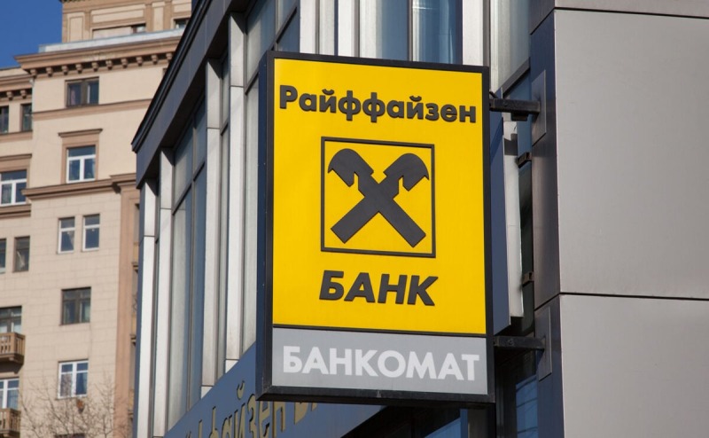 Raiffeisen Bank запретит россиянам переводить доллары за границу