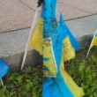 В центре Одессы женщина справила нужду на мемориале защитникам и подтерлась флагами Украины