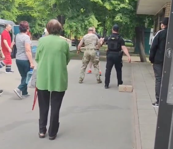 В Харькове ТЦКшники ударили мужчину по голове и в присутствии полиции избили еще одного | ВИДЕО