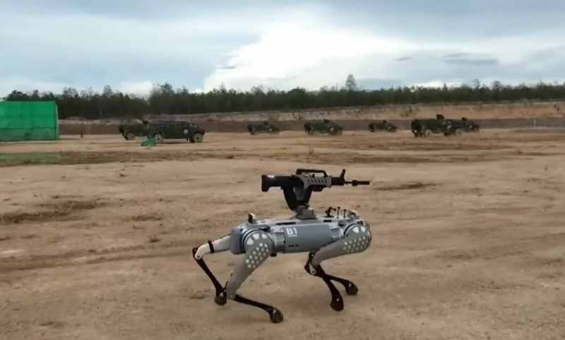 В Китае на военных учениях использовали собак-роботов, стреляющих из винтовки на спине | ВИДЕО