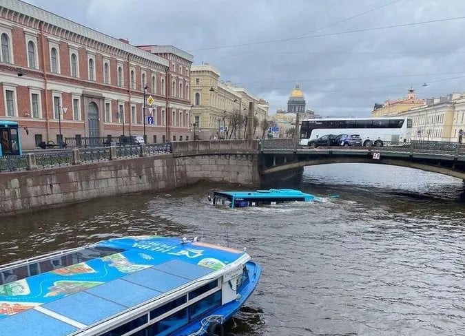 В Петербурге автобус с людьми упал в реку, 3 погибших | ФОТО | ВИДЕО