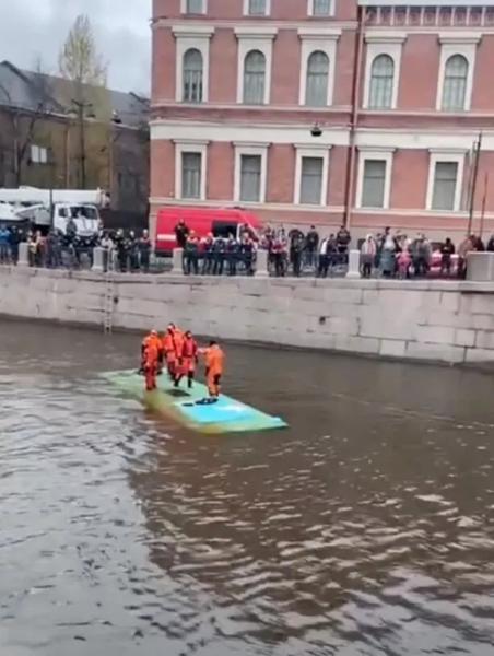 В Петербурге автобус с людьми упал в реку, 3 погибших | ФОТО | ВИДЕО