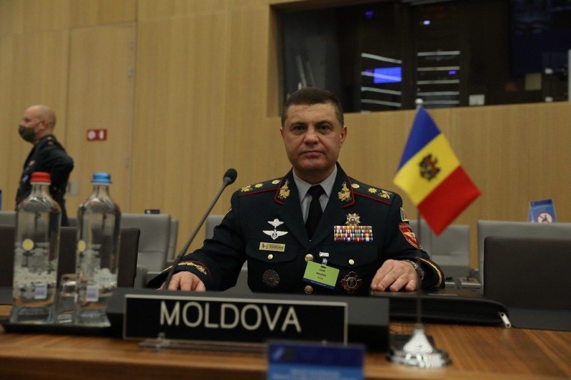 Экс-начальник Генштаба Молдовы сливал секретную информацию ГРУ. Теперь он доставляет гумпомощь для украинских детей