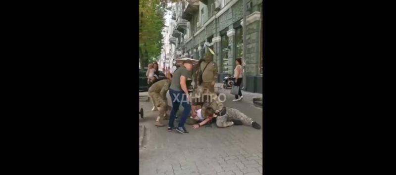 Лачен: В Днепре охранники Тищенко избили военного-добровольца, когда он гулял с младенцем | ФОТО | ВИДЕО