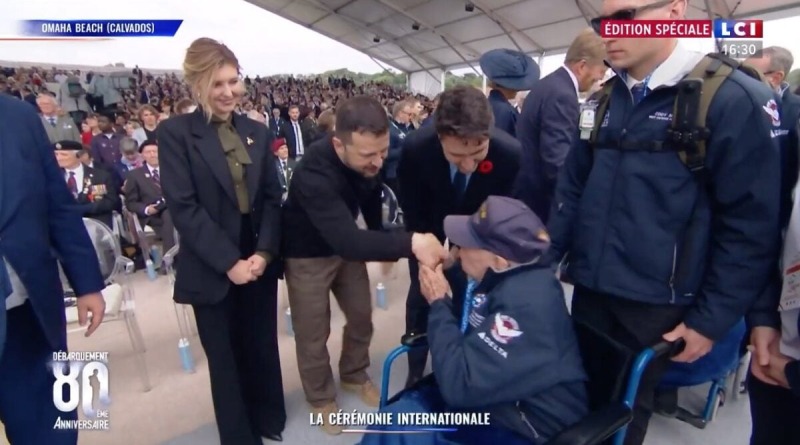 «Спаситель народа»: Во Франции ветеран пытался поцеловать руку Зеленского | ВИДЕО