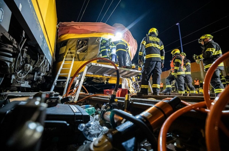 В Чехии пассажирский поезд, ехавший в Украину, столкнулся с грузовым. Среди погибших — украинки | ФОТО