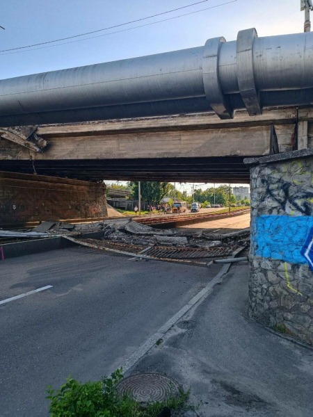 В Киеве обвалилась часть Воздухофлотского моста. Движение транспорта задерживается | ФОТО | ВИДЕО