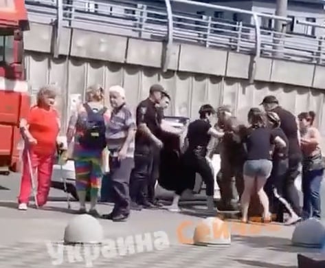 В Киеве сотрудник ТЦК ударил головой женщину во время задержания уклониста. В военкомате говорят, что действовали в рамках закона | ВИДЕО