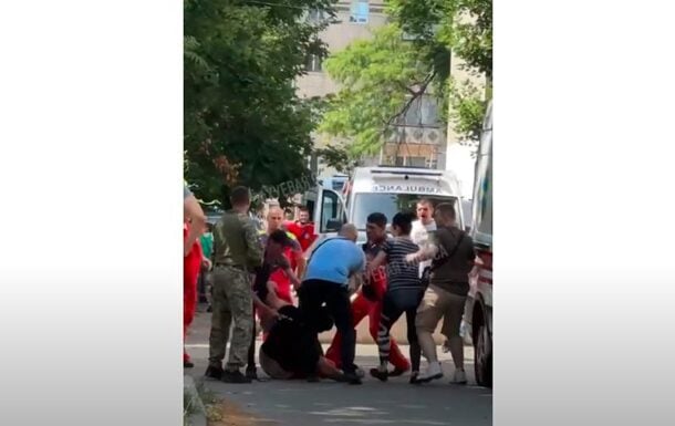 В Одессе произошла массовая драка сотрудников ТЦК с медиками «скорой» | ВИДЕО
