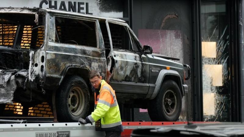 В Париже преступники ограбили бутик Chanel, въехав на машине в витрину