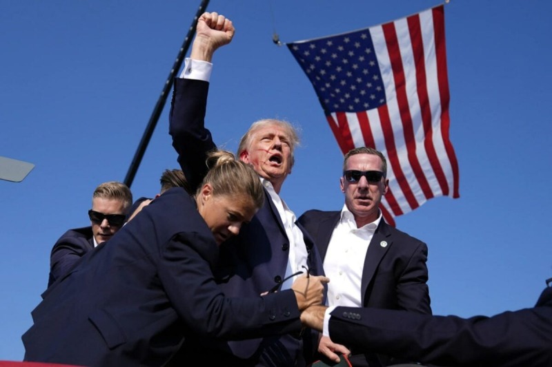 Трамп ранен во время стрельбы на предвыборном митинге. В него стрелял 20 летний парень, его убили | ВИДЕО