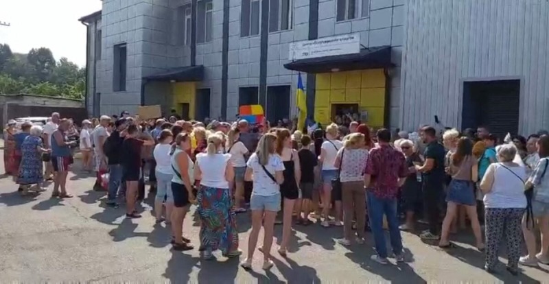 В Каменском люди устроили митинг возле офиса ДТЭК. Света нет по 17 часов в сутки | ФОТО | ВИДЕО