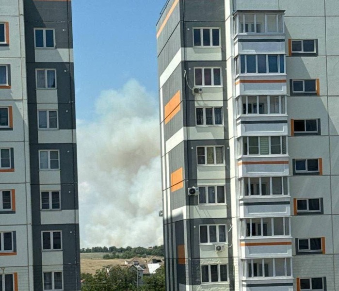 В Мариуполе сообщают о взрывах и дыме в районе аэропорта | ВИДЕО