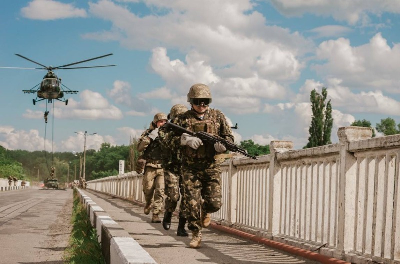 Украинские десантники разбили на Курщине российских ВДВшников при попытке прорыва | ВИДЕО