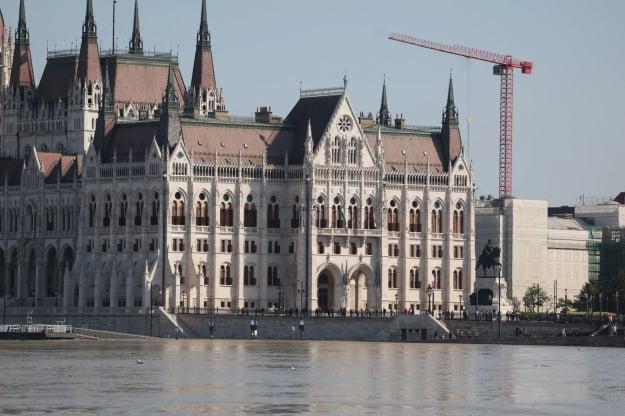 В Будапеште Дунай вышел из берегов: вода дошла до здания парламента | ФОТО | ВИДЕО