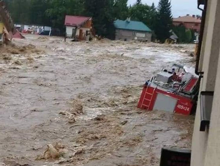 В Польше после прорыва дамбы город ушел под воду. Люди ждут помощи на крышах | ВИДЕО