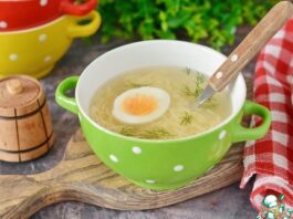 Куриный бульон с вермишелью и яйцом