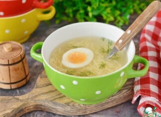 Куриный бульон с вермишелью и яйцом