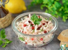 Салат из капусты с брусникой