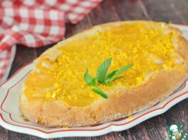 Сочный пирог с консервированными персиками