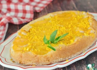 Сочный пирог с консервированными персиками