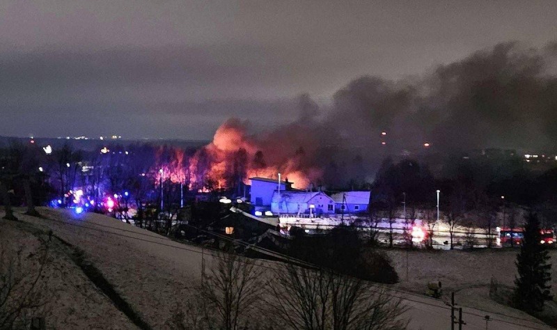 В Литве грузовой самолет упал на жилой дом