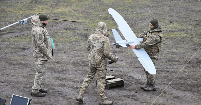 В России заявили о массированной атаке дронов. В Саратове обломки упали возле НПЗ