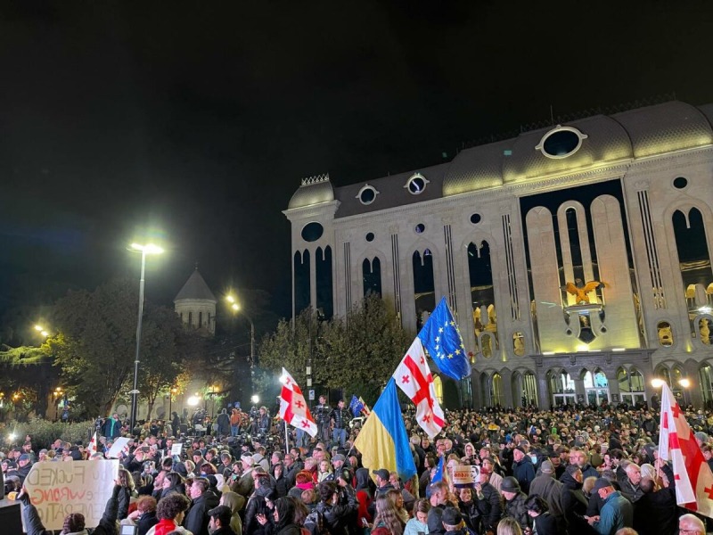 Возле здания парламента Грузии проходит масштабный митинг оппозиции | ВИДЕО