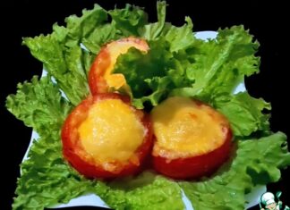 Запечённые помидоры с яйцом и сыром