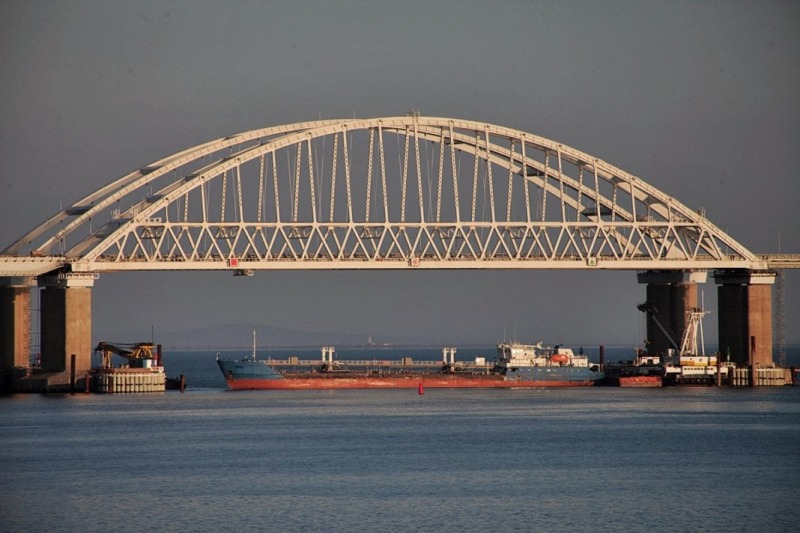 Журналисты показали новые защитные сооружения Керченского моста | ФОТО