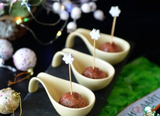 Фрикадельки из индейки в брусничном соусе