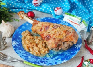 Голень индейки запеченная с айвой