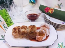 Индейка с яблоками и соусом